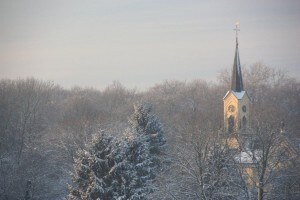omgeving - kerkje Neerijnen in sneeuw en middagzon