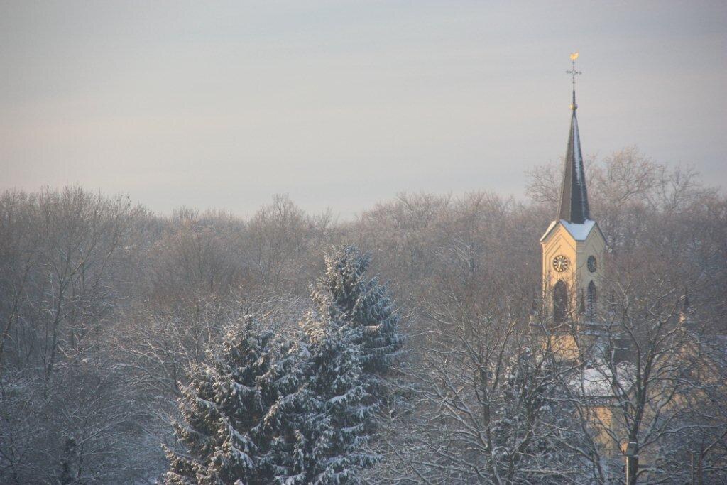 omgeving – kerkje Neerijnen in sneeuw en middagzon